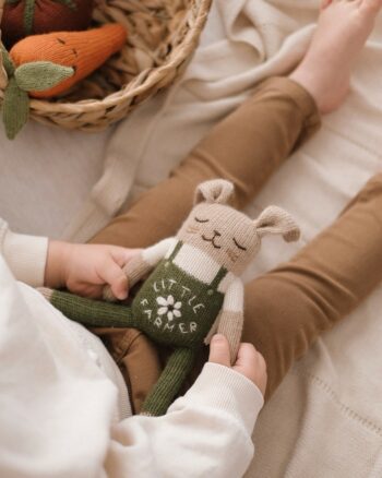 Doudou Lapin Little Farmer Main Sauvage tricoté à la main en laine baby alpaga verte