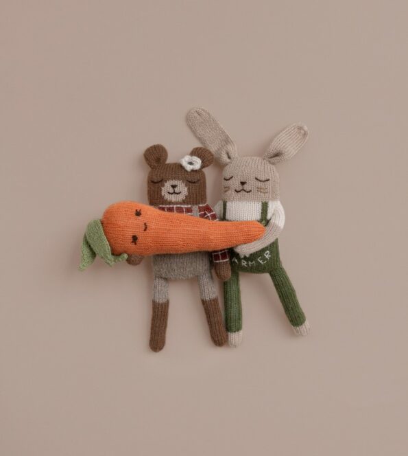 Doudous Main Sauvage – Ourson Milo et Lapin tricotés à la main avec carotte en laine baby alpaga