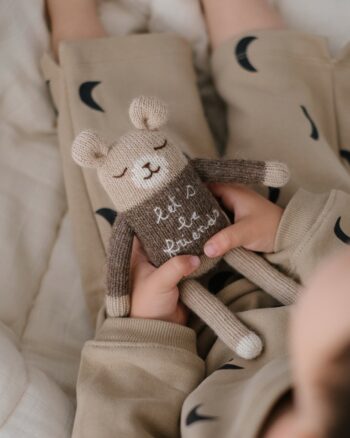 Doudou Ourson Friends Main Sauvage x Organic Zoo en laine baby alpaga tenu par un enfant