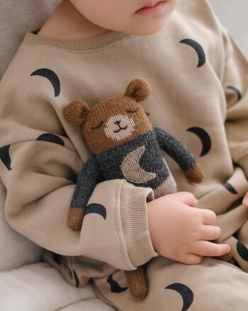 Doudou Ourson Midnight Main Sauvage x Organic Zoo tenu par un enfant – tricot à la main en laine baby alpaga naturelle