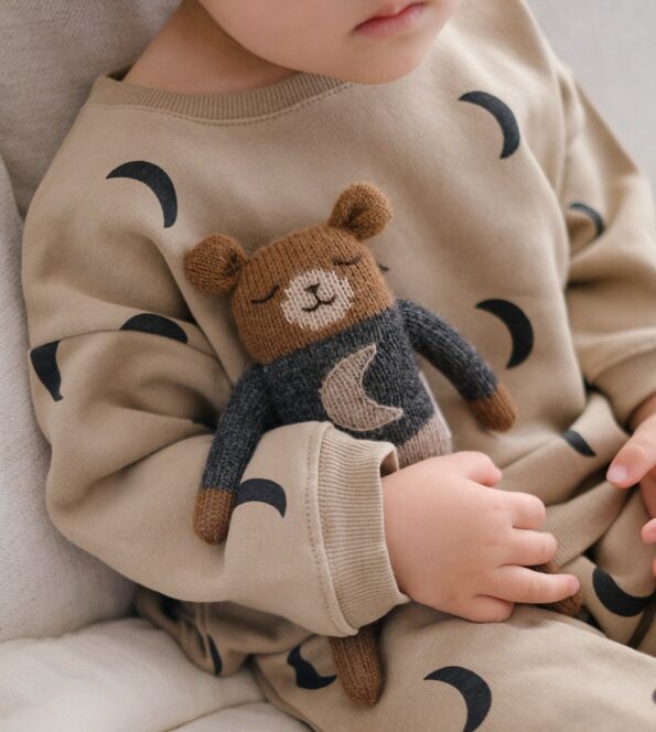 Doudou Ourson Midnight Main Sauvage x Organic Zoo tenu par un enfant – tricot à la main en laine baby alpaga naturelle
