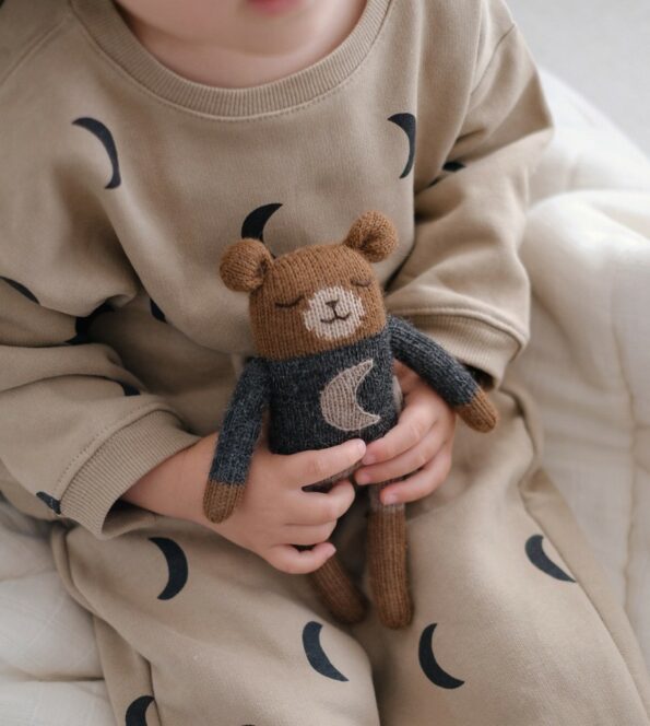 Doudou Ourson Midnight Main Sauvage x Organic Zoo tenu par un enfant – tricot à la main en laine baby alpaga naturelle
