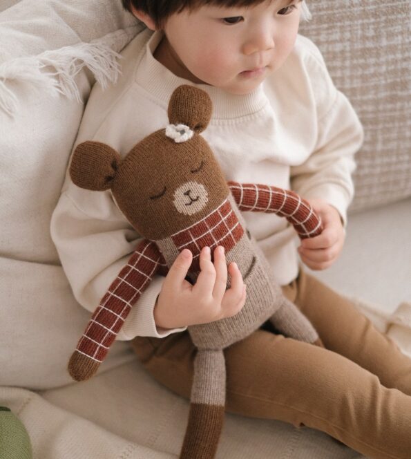 bébé tenant le grand doudou ourson Milo Main Sauvage en laine baby alpaga