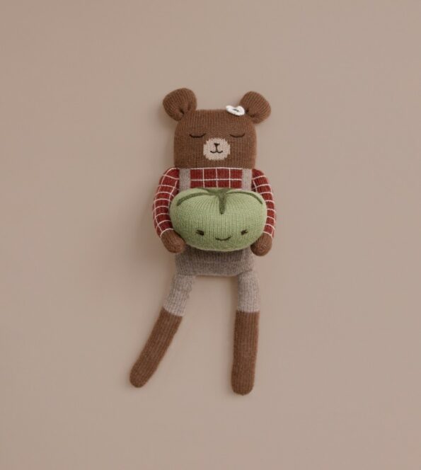 grand doudou ourson Milo Main Sauvage tenant une pomme tricotée en laine baby alpaga