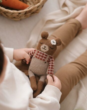 Doudou ourson Milo Main Sauvage – Tricot à la main en laine baby alpaga – Tenue à carreaux sienne