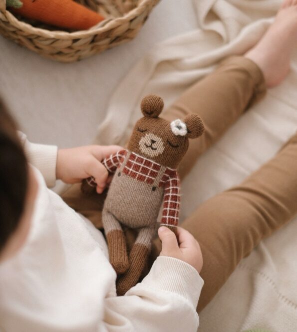 Doudou ourson Milo Main Sauvage – Tricot à la main en laine baby alpaga – Tenue à carreaux sienne
