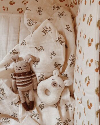 Hochet Ours Polaire Main Sauvage tricoté à la main en laine baby alpaga écrue