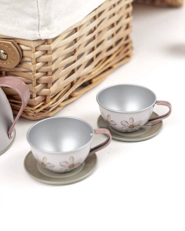 Deux tasses en métal du set de thé forêt Egmont Toys posées devant une valise en osier – jouet pour enfants
