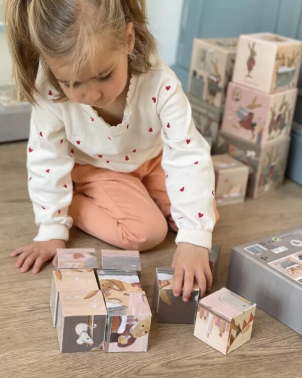 Enfant jouant avec le puzzle cubes famille lapin Egmont Toys