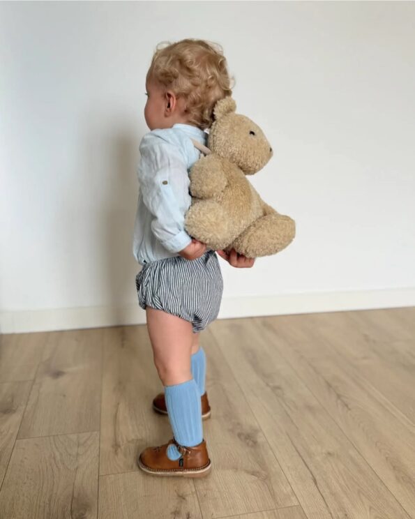 Enfant portant le sac à dos Morris Egmont Toys en peluche beige – jouet et accessoire pour enfants