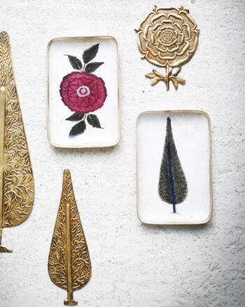 Plateau Solo Cyprus Boncoeurs en aluminium émaillé doré avec bordure peinte à la main