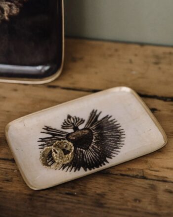 Plateau Solo Cœur Rayon Boncoeurs en aluminium émaillé doré, avec motif sacré et bordure dorée peinte à la main