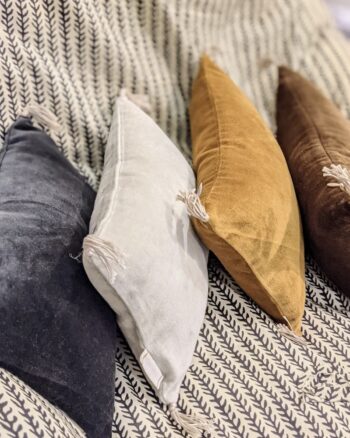 Mini coussins en velours Boncoeurs – coloris or, rose et gris – sur lit imprimé