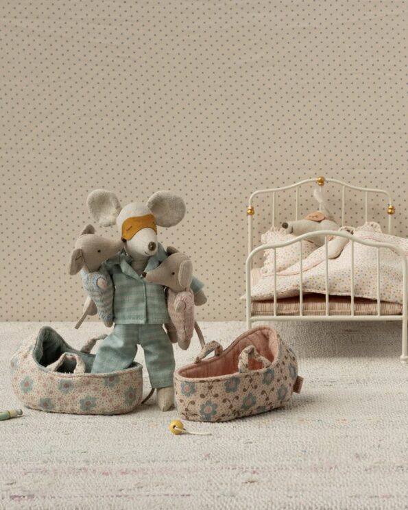 Bébé Souris Maileg dans son couffin rose avec Papa Souris et Bébé Souris bleue dans une chambre miniature