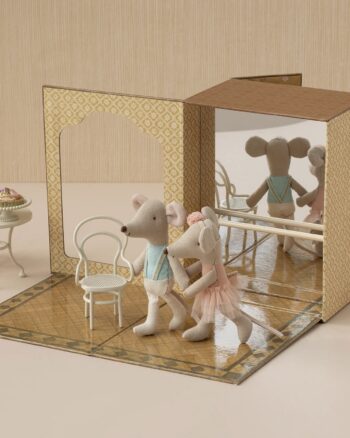 Studio de danse Maileg avec Petite Sœur et Petit Frère Souris devant le miroir