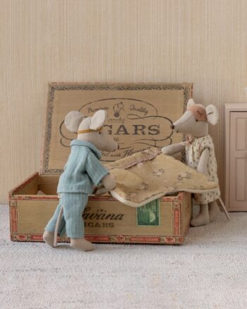 Souris Maman et Papa Maileg dans leur boîte-lit en tissu