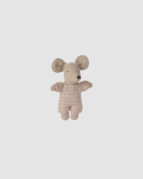 Bébé Souris Maileg en combinaison tricotée rose clair, vue de face