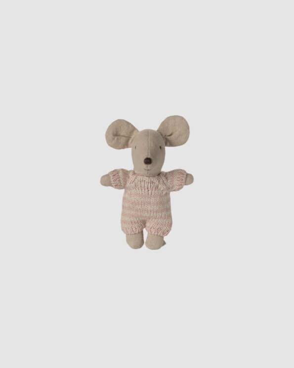 Bébé Souris Maileg vêtue d’une combinaison tricotée rose à rayures