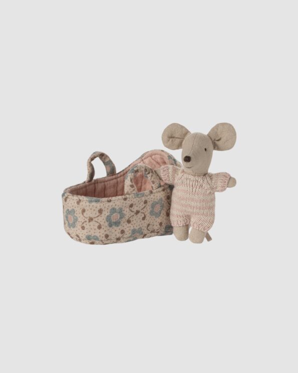 Bébé Souris Maileg dans son couffin rose fleuri avec combinaison tricotée