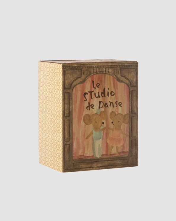 Coffret Studio de danse Maileg avec illustration des petites souris sur la couverture
