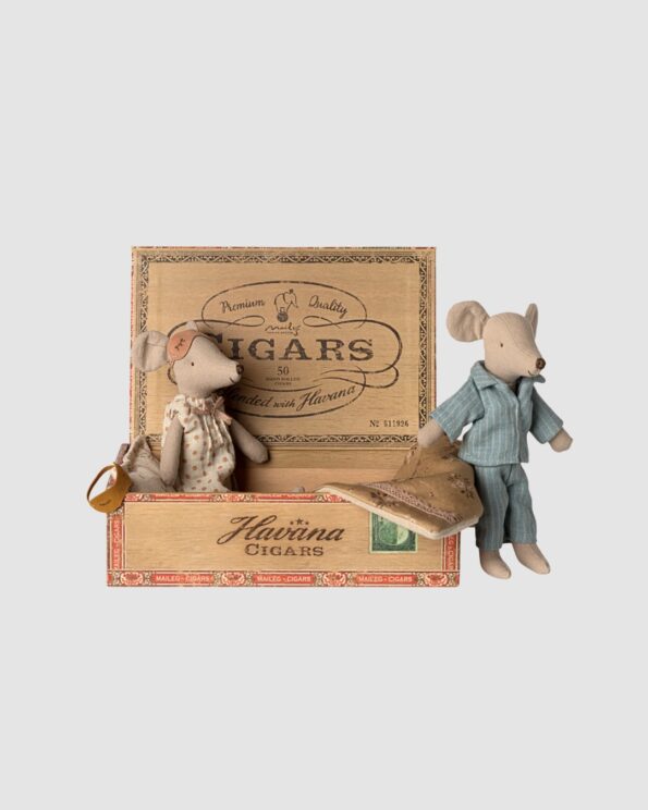 Souris Maman et Papa Maileg dans leur boîte à cigares vintage