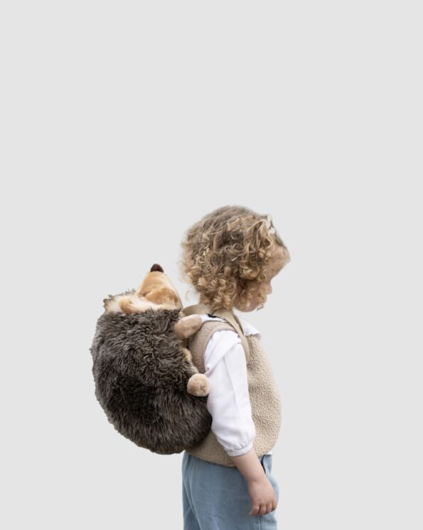 Sac à dos peluche hérisson Wild and Soft porté par un enfant