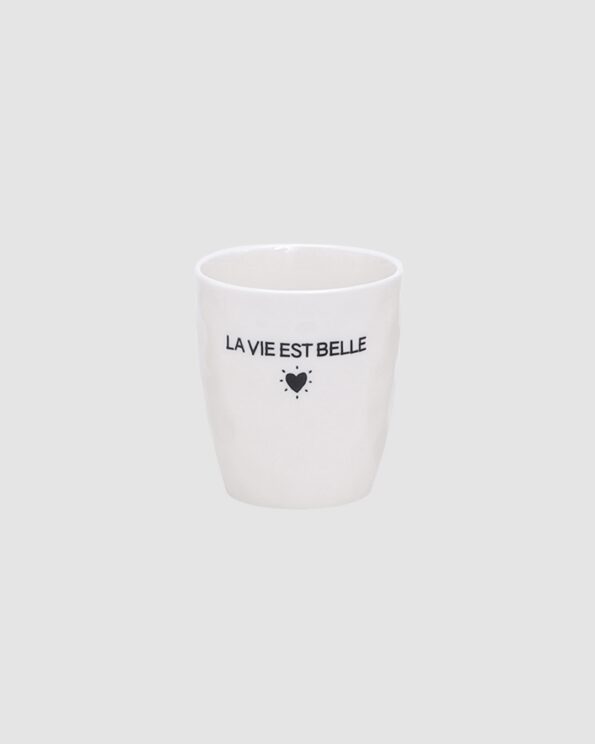 Photo du gobelet message La vie est Belle Opjet Paris en faïence, couleur blanche avec inscription et cœur noir