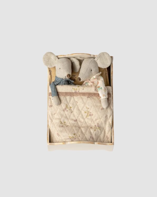 Souris Maileg au lit double avec couverture et oreillers – univers miniature Maileg