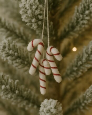 sucres d’orge gry & sif en laine feutrée suspendus dans un sapin