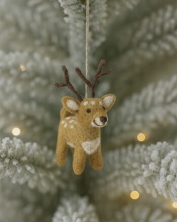 Ornement Renne Gry & Sif en feutre suspendu dans le sapin