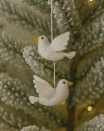 colombes Gry & Sif suspendues dans le sapin