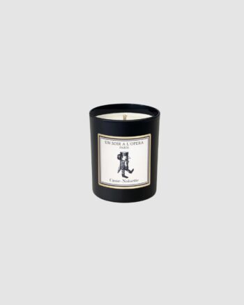 Bougie parfumée Casse-Noisette Un Soir à l’Opéra devant un sapin de Noël