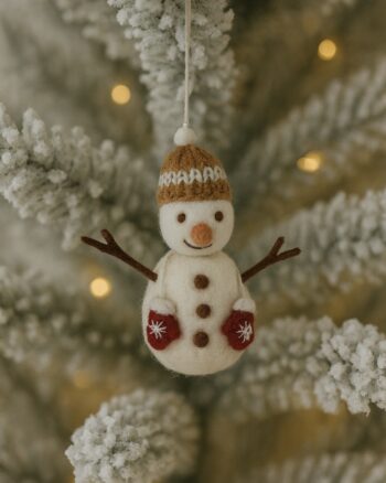Ornement Bonhomme de Neige Gry & Sif en feutre – suspendu dans sapin
