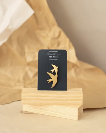 Pin’s Duo Hirondelles doré – Poussière des rues