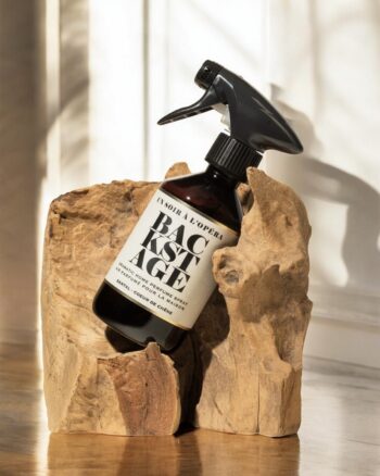 Spray parfumé Backstage Un Soir à l’Opéra 300 ml posé sur support en bois
