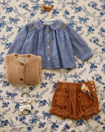 Blouse smockée chambray Émile et Ida mise en scène avec des accessoires bébé