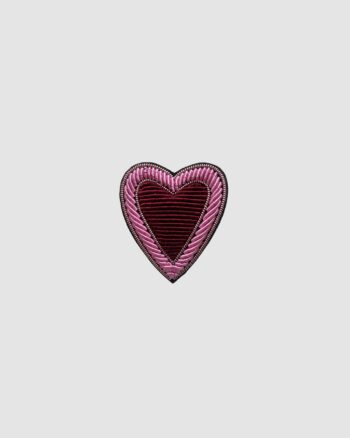 Broche brodée cœur rouge rose sur chemise rose