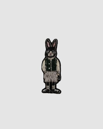 broche lapin brodée sur veste en jean enfant