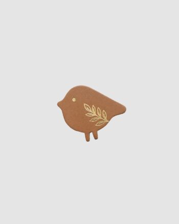 Broche oiseau camel enfant en cuir sur cardigan enfant beige