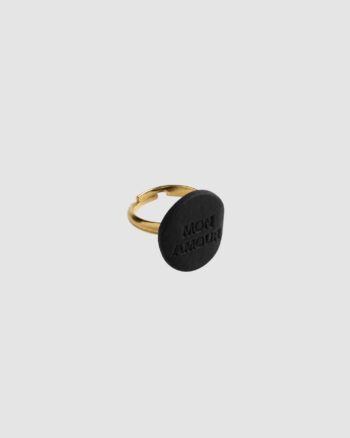 Bague Celine Mon Amour Margote Céramiste plaqué or avec médaillon noir en céramique gravé “Mon Amour”, bague ajustable pour femme.
