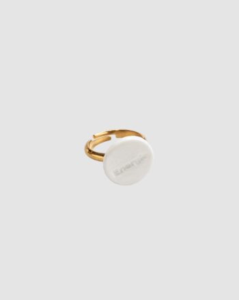 Bague Cécile Énergie Margote Céramiste en plaqué or avec médaillon blanc en céramique gravé “Énergie”, bague ajustable élégante pour femme.