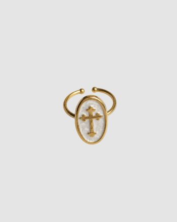 Bague grande croix plaqué or ajustable avec nacre blanche portée sur la main – Le Petit Drugstore
