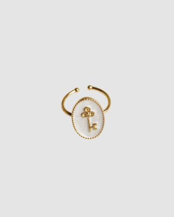 Bague dorée avec pendentif clef