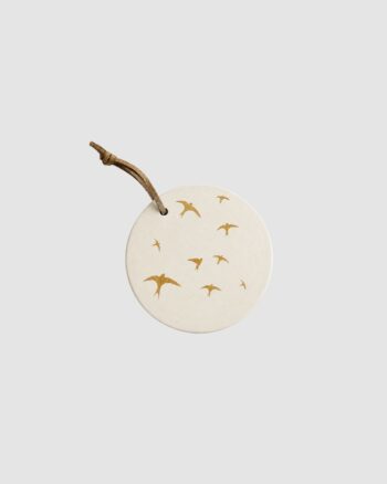 Médaillon Hirondelles Dorées Poussière des Rues en céramique artisanale fabriquée en France