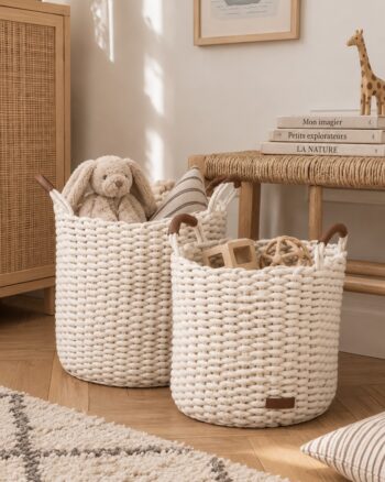 Set de 2 paniers de rangement Korbo L blancs KidsDepot dans une chambre d’enfant