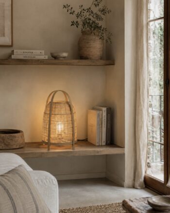 Lampe à poser Maevie Naturel KidsDepot sur étagère en bois