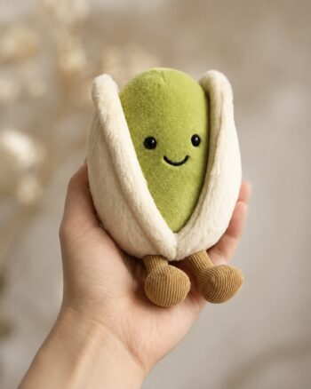 Amuseables Horatio Pistachio Jellycat dans une main