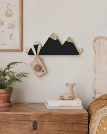 Porte manteaux montagne à paillettes La Cabane de Bois dans une chambre enfant