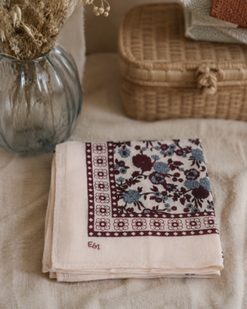 Grand foulard Prunie Émile et Ida en laine fleurie