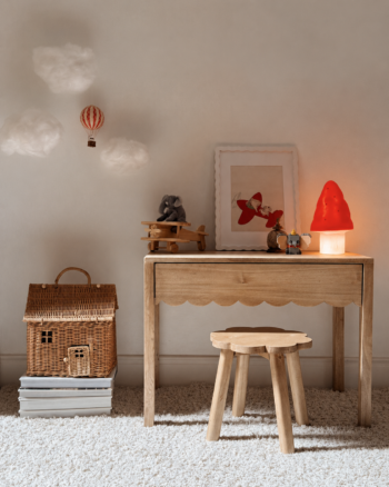 Petite lampe champignon rouge dans une chambre d’enfant